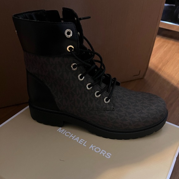 BRAND NEW BLACK MICHAEL KORS Alistair Signature Logo Combat Boots SIZE 9 9.5 - Picture 4 of 4